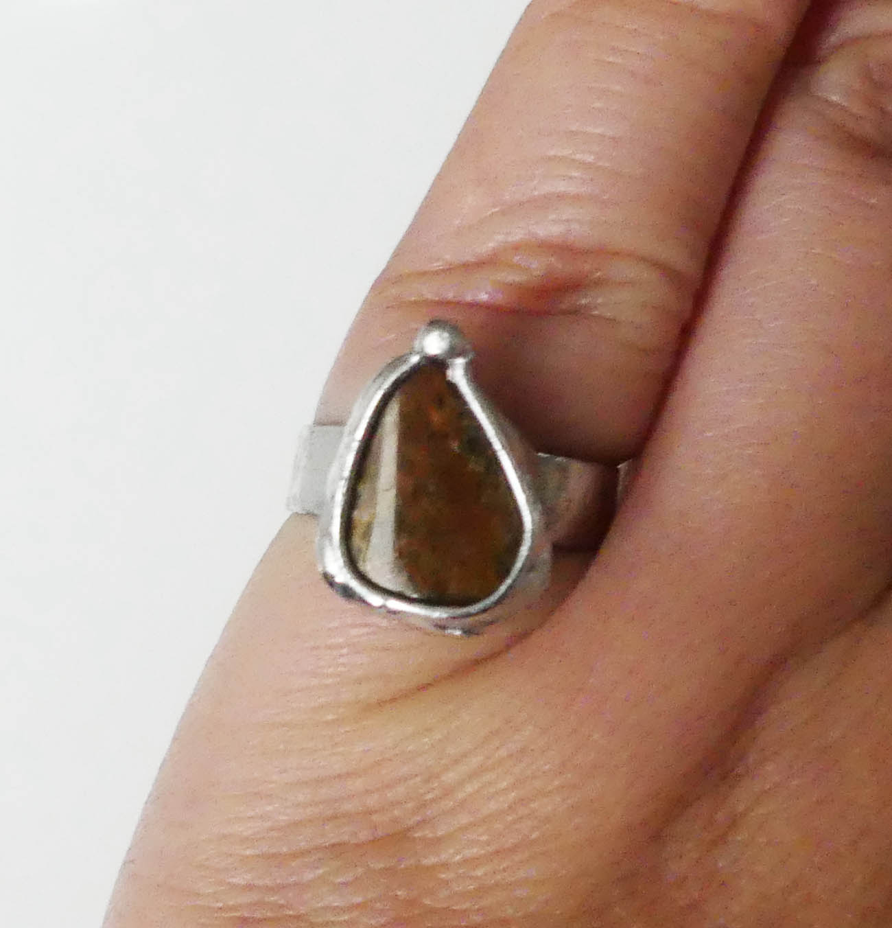 Cínovaný prsteň s liečivým polodrahokamom bronzitom