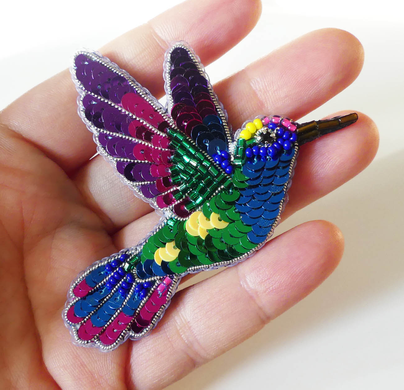 Handmade šitá korálková brošňa kolibrík