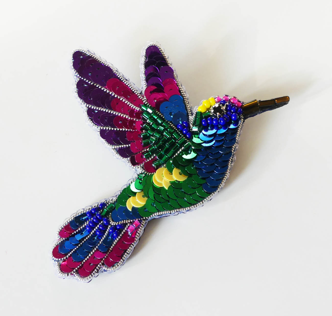 Handmade šitá korálková brošňa kolibrík